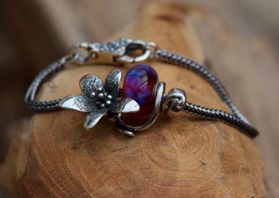 crematie-as-kraal-aan-een-zilveren- 925- armband-met-925-zilveren-lotusbloem