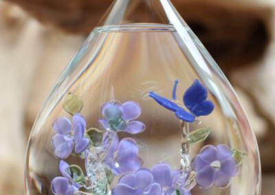 crematie-as-urn-bloemen-vlinder-glas-vergeet-me-nietjes