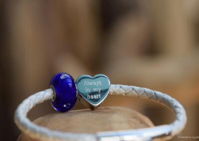 crematie-as-blauw-met-zirkonia's-glasbedel-kraal met-naam-sieraad-aan-leren-dames-armband