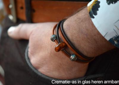 crematie-as-bedel-van-glas-aan-leren-heren-armband-dierbaarasinglas-crematieasinglas