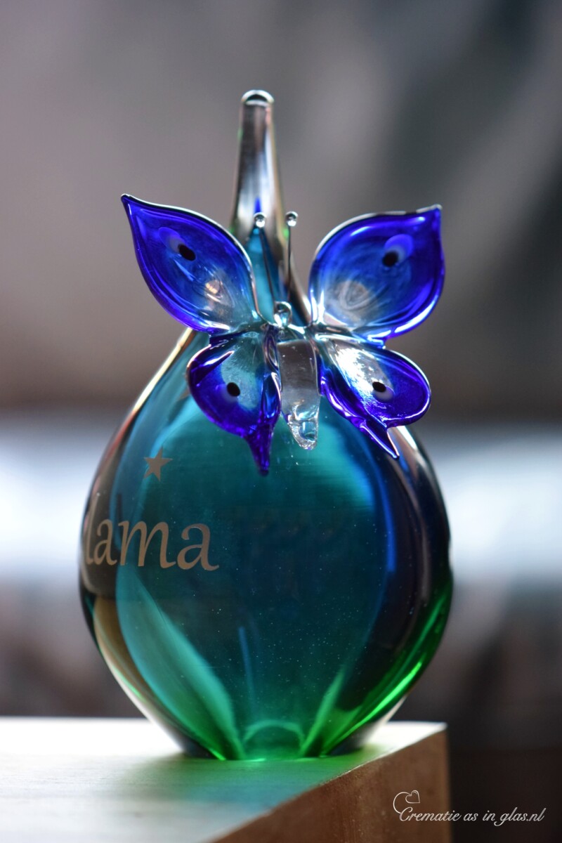 crematie-as-urn-glas-small-transparant-vlinder-naam-symbool-groen-blauw-crematieasinglas.nl