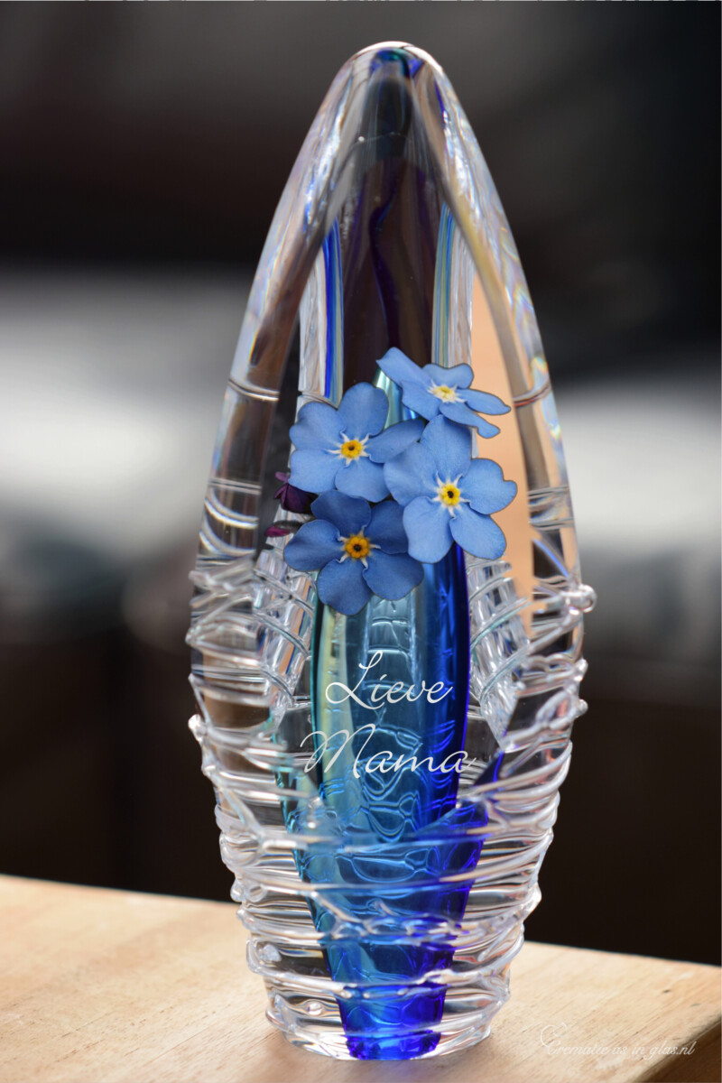 crematie-as-urn-glas-design-bloem-naam-vergeet-me-nietjes-crematieasinglas.nl