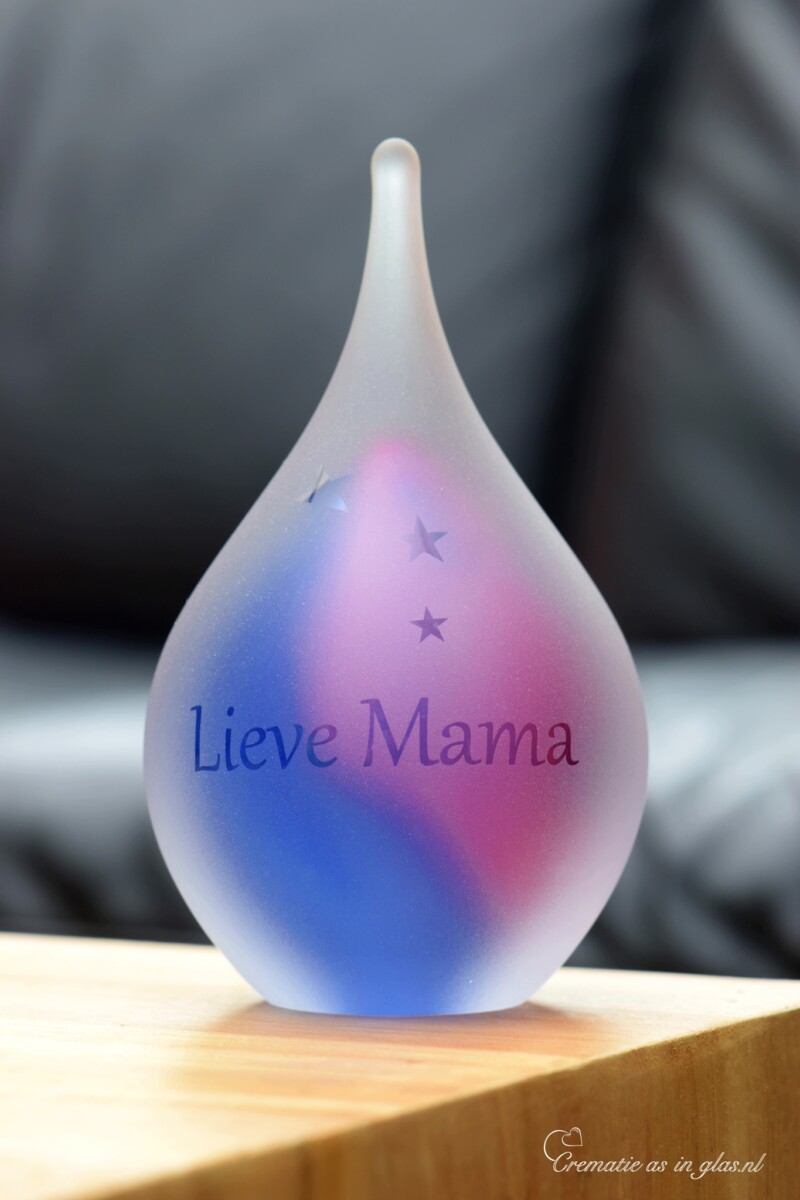 crematie-as-urn-small-glas-naam-mama-gezandstraald-blauw-roze-crematieasinglas.nl