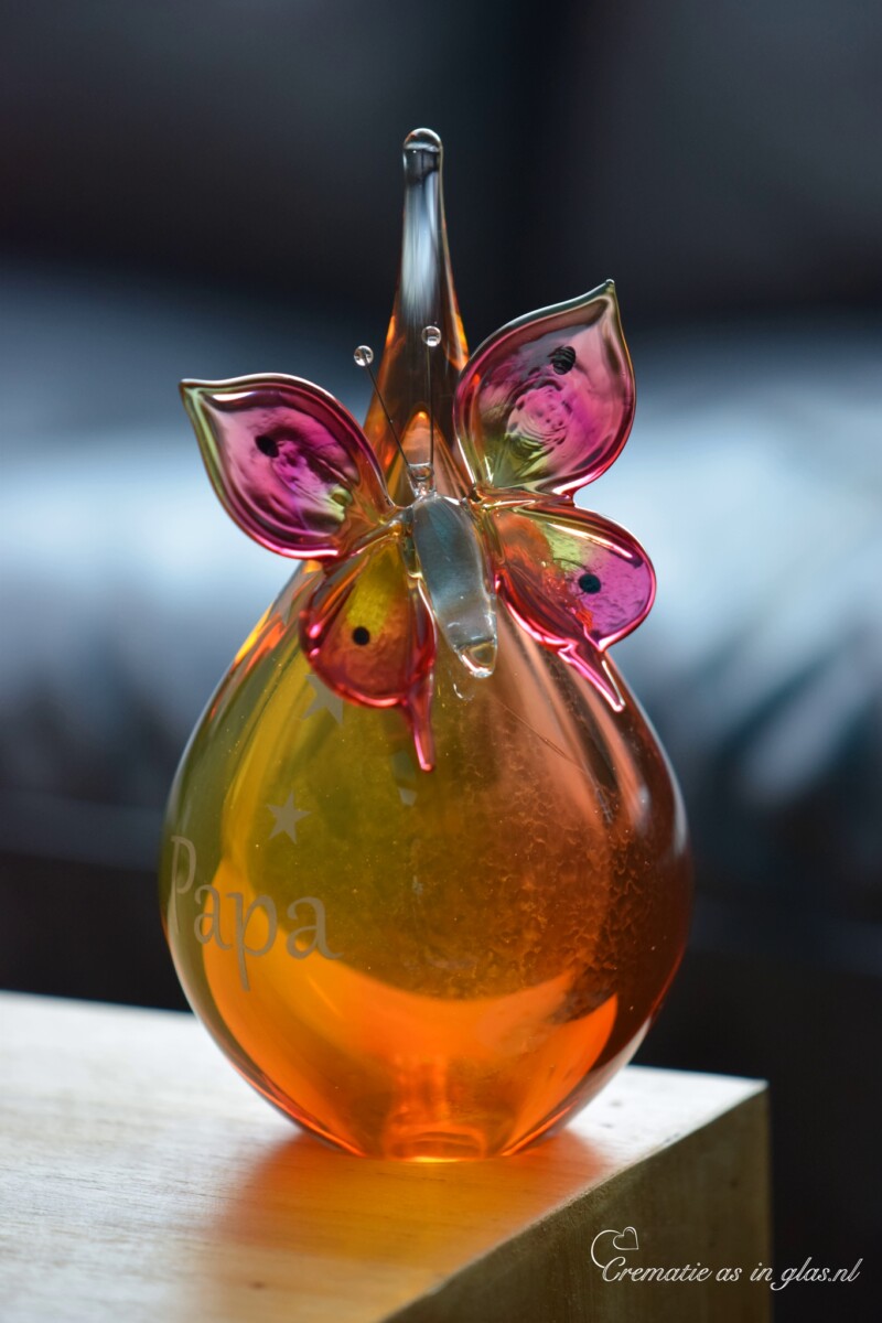 crematie-as-urn-small-transparant-vlinder-naam-symbool-oranje-roze-crematieasinglas.nl