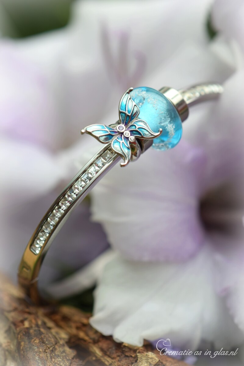 crematie-as-in-glas-kraal-armband-dames-vlinder-blauw-herinneringssieraad-assieraad1